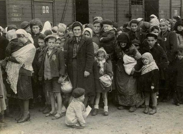 Mulheres e crianças judias húngaras recém-chegadas na rampa de seleção em Auschwitz-Birkenau